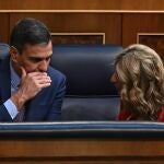 El presidente del Gobierno, Pedro Sánchez, y la vicepresidenta segunda y ministra de Trabajo y Economía Social, Yolanda Díaz, en el Congreso