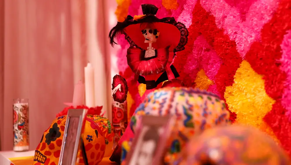 MADRID, 07/10/2022.- Exposición sobre el altar de muertos mexicano, en la Casa de México en Madrid este viernes, para celebrar el Día de Muertos. Del 7 al 13 de noviembre se podrá disfrutar de la muestra. La celebración del Día de Muertos fue declarada en 2003 Patrimonio Mundial Inmaterial por la UNESCO, considerada como “una de las más relevantes del patrimonio vivo de México y del mundo y una de las expresiones culturales más antiguas y fuertes de los grupos indígenas del país”. El Día de Todos los Santos, Halloween, el Día de Muertos... Madrid fusiona la tradición de estas tres culturas y celebra a lo grande este señalado día. EFE/ Rodrigo Jiménez