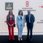(I-D) La presidenta la Fundación Barreiros, Mari Luz Barreiros; la presidenta de la Comunidad de Madrid, Isabel Díaz Ayuso y el director de la Fundación Race, Ignacio Fernández, posan durante la entrega de los Premios Automovilísticos Fundación Eduardo Barreiros 2022, en el circuito de Madrid Jarama -RACE, a 7 de octubre de 2022, en Madrid (España). Este año los galardones han recaído en los deportistas Ángel Nieto y María de Villota.07 OCTUBRE 2022;RACE;PREMIOS AUTOMOVILISTICOS;FUNDACIÓN EDUARDO BARREIROS 2022;Ricardo Rubio / Europa Press07/10/2022