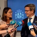 Atención a medios de la ministra de Industria, Comercio y Turismo, Reyes Maroto, y el consejero de Político Industrial y Energía, Jorge Paradela. JUNTA DE ANDALUCÍA
