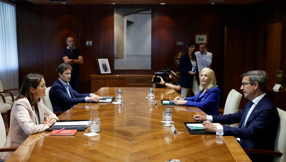 El consejero de Política Industrial y Energía de la Junta de Andalucía, Jorge Paradela (d), se reúne este viernes en Madrid con la ministra de Industria, Comercio y Turismo, Reyes Maroto (i). EFE/ Chema Moya