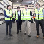 El presidente de la Junta de Castilla y León, Alfonso Fernández Mañueco, visita, junto al consejero Carlos Fernández Carriedo, la planta de Tableros Losán en Villabrázaro (Zamora)