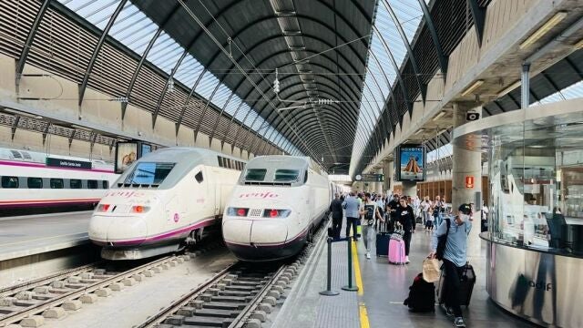 Trenes de alta velocidad de Renfe en la estación sevillana de Santa Justa