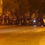 Agentes de la Policía Nacional y de la Policía Local mantienen un amplio despliegue de seguridad en la barriada de El Saladillo en Algeciras después del asesinato de un joven de 26 años por varios disparos en el interior de su coche en la noche del 6 de octubre