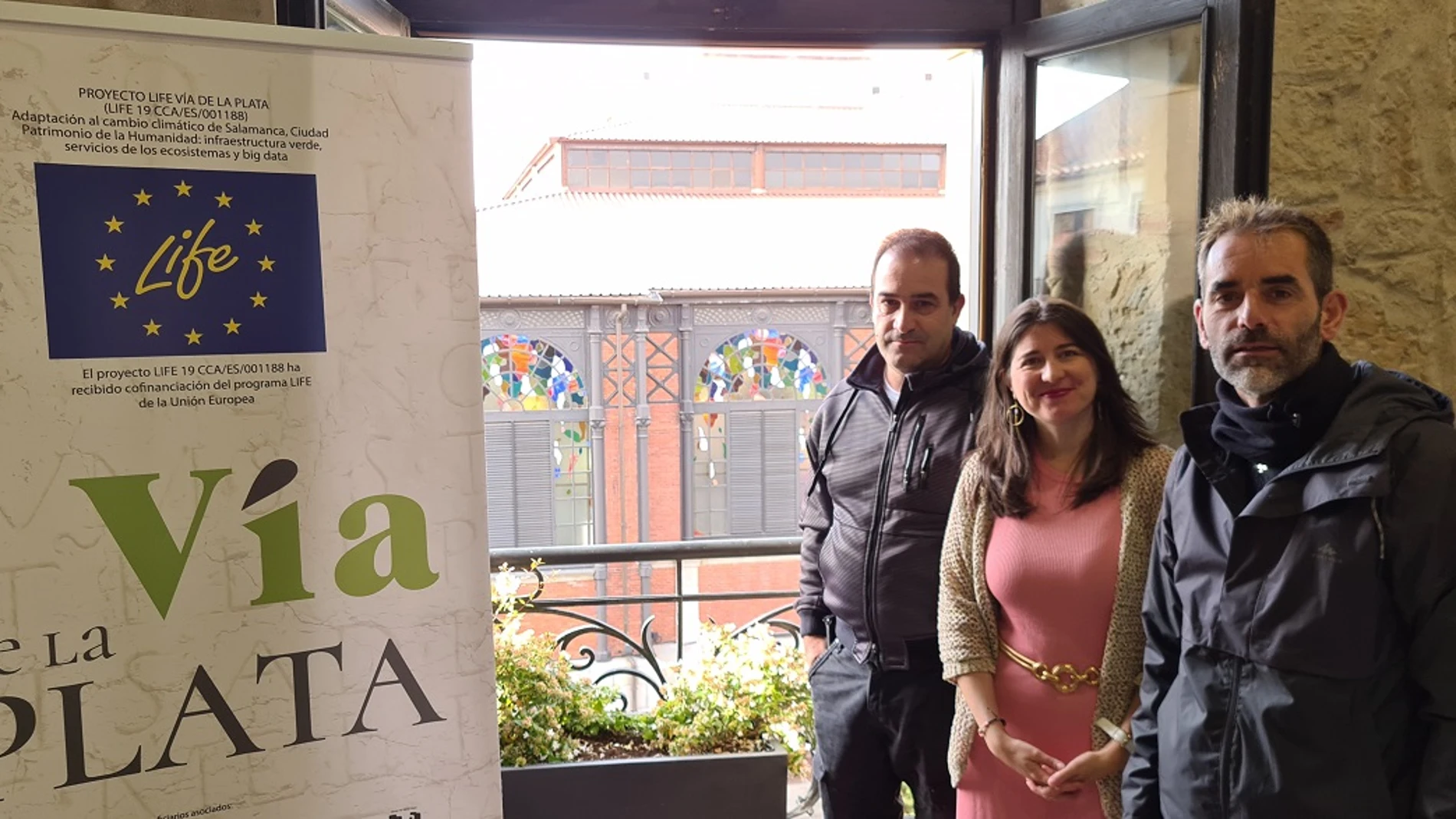 La concejala Miryam Rodríguez con técnicos de El Arca presentan el proyecto "Balcones Verdes" de Salamanca