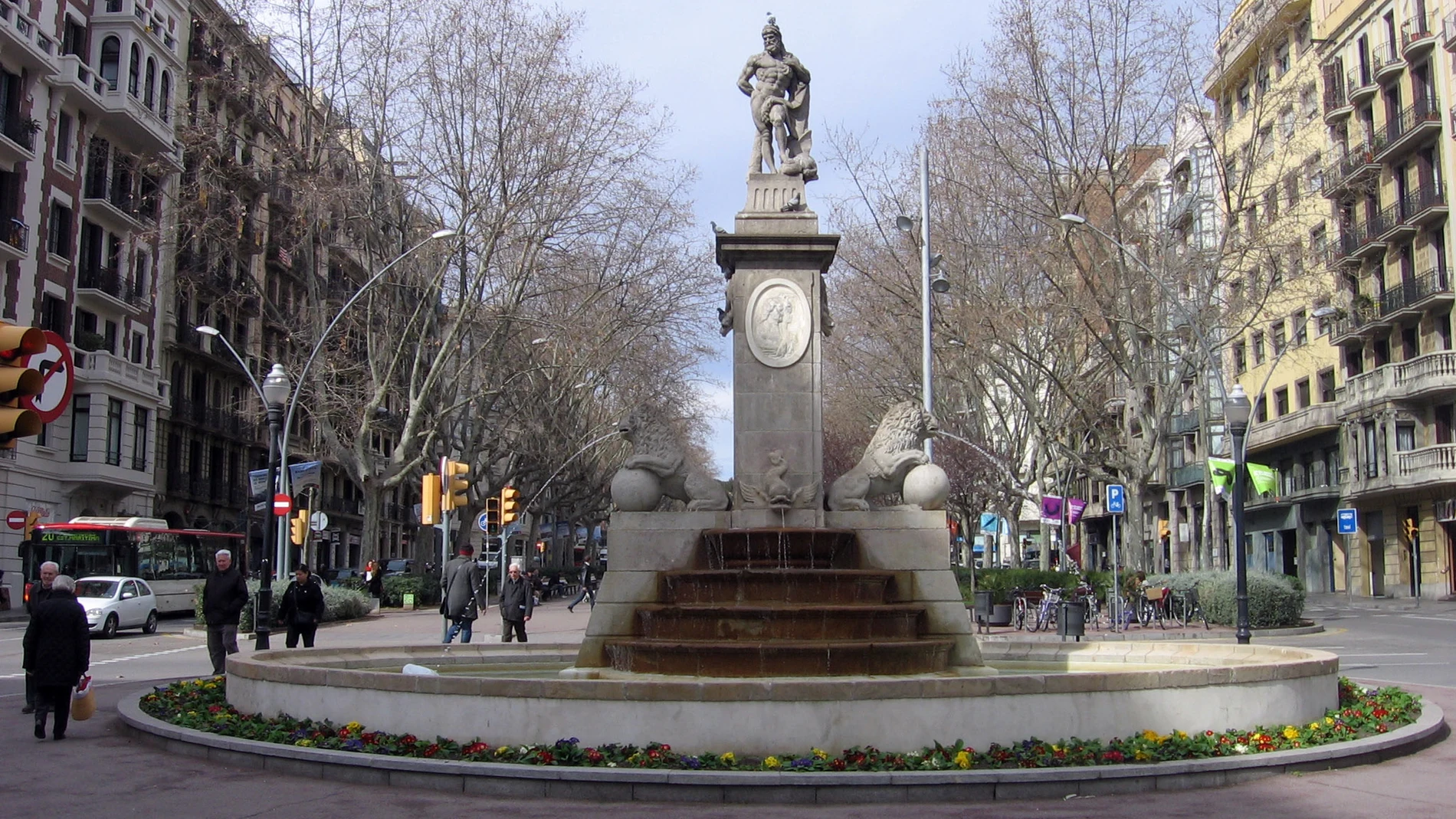La estatua de Hércules en Barcelona, apelando al supuesto origen mitológico de la ciudad