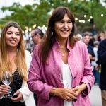 La presidenta de JxCat, Laura Borràs (c) y la diputada de JxCat, Ester Vallés (i), durante su visita a la feria del cava que se celebra en Sant Sadurní d'Anoia EFE/Siu Wu
