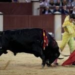 El diestro Morante de la Puebla en su faena durante la corrida de la "Feria de Otoño" que se ha celebrado en la plaza de toros de Las Ventas