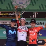 Enric Mas y Mikel Landa rodean a Pogacar en el podio