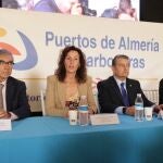 El consejero de la Presidencia, Interior, Diálogo Social y Simplificación Administrativa, Antonio Sanz (2d); el director de explotación de puertos del Estado, José Antonio Lago (1i), la alcaldesa de Almería, María del Mar Vázquez (2i), y Rosario Soto (1d) durante su toma de posesión como nueva presidenta de la Autoridad Portuaria de Almería
