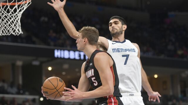 Santi Aldama intenta taponar la bandeja de un jugador de los Heat en un partido de preparación