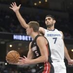 Santi Aldama intenta taponar la bandeja de un jugador de los Heat en un partido de preparación