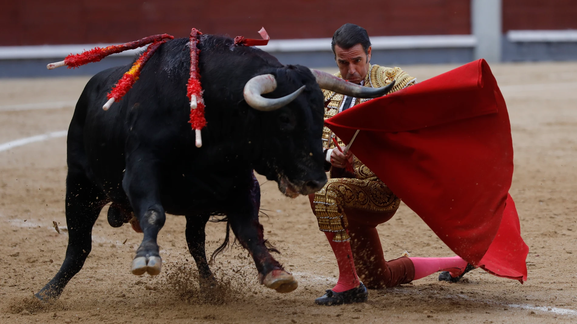 Precioso muletazo por bajo con el que acabó Uceda Leal su faena al primero