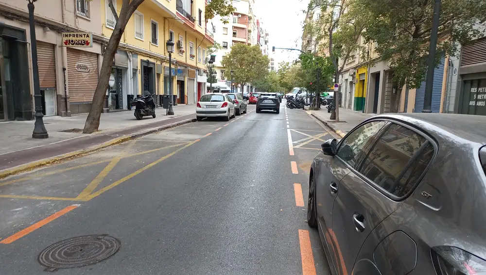 Los coches empiezan a aparcar poco a poco en las calles de Russafa conforme va llegando el goteo de autorizaciones municipales