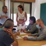 La delegada territorial de la Junta en Zamora, Clara San Damián, se reúne con los vecinos afectados por los incendios forestales acaecidos este verano en la provincia zamorana