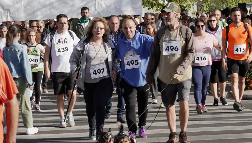Centenares de personas participan en la I edición de la Marcha Solidaria a favor del Daño Cerebral Adquirido, una iniciativa organizada con el objetivo de apoyar y dar visibilidad a esta enfermedad