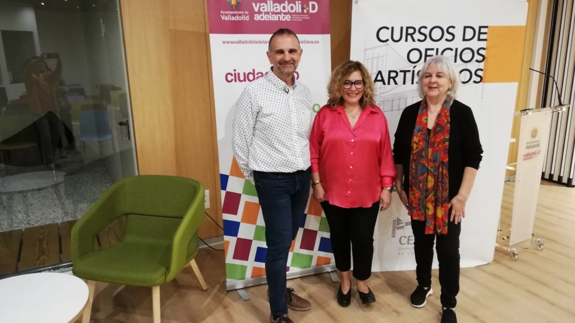 La concejala Charo Chávez visita el Centro de Artesanía