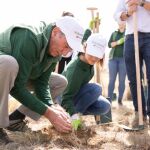 El presidente de Iberdrola, Ignacio Galán, participa en la jornada de reforestación inclusiva desarrollada en Navalacruz (Ávila), zona devastada por las llamas en el verano de 202