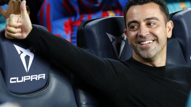 Xavi Hernández, en el banquillo del Camp Nou ante el Celta