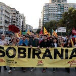 Los políticos catalanes, Gabriel Rufián y Marta Villalta,entre otros, en la manifestación en la ciudad de Valencia con motivo del 9 d'Octubre, Día de la Comunitat Valenciana