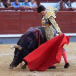 MADRID, 09/10/2022.- El diestro Álvaro Lorenzo da un pase durante la corrida de toros Feria de Otoño de Madrid 2022, este domingo en la Plaza de Toros de Las Ventas de Madrid. EFE/Zipi