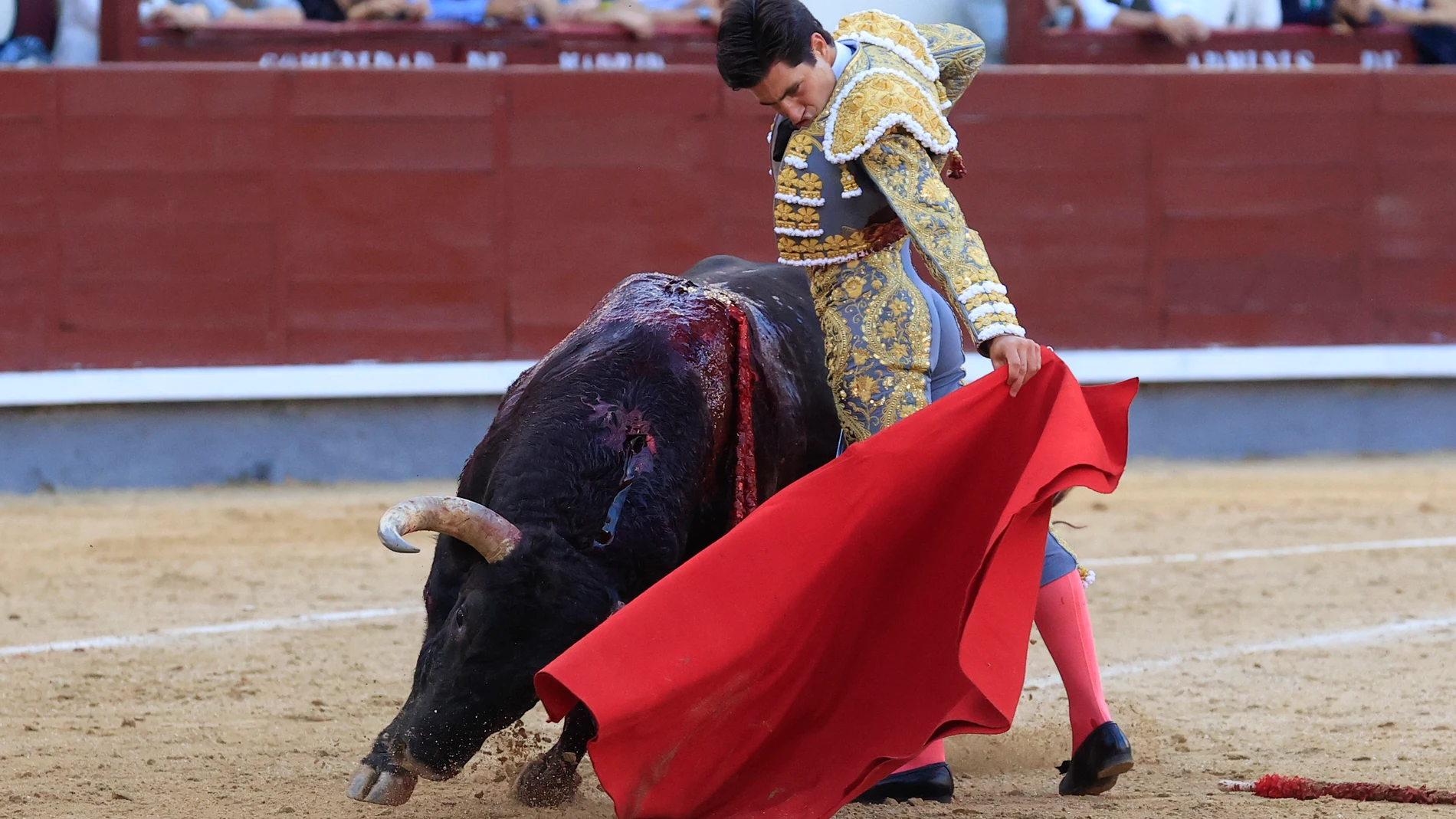 MADRID, 09/10/2022.- El diestro Álvaro Lorenzo da un pase durante la corrida de toros Feria de Otoño de Madrid 2022, este domingo en la Plaza de Toros de Las Ventas de Madrid. EFE/Zipi