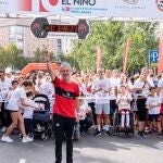 Martín Fiz, en la salida de la carrera solidaria ''Corre por el Niño'' en Madrid