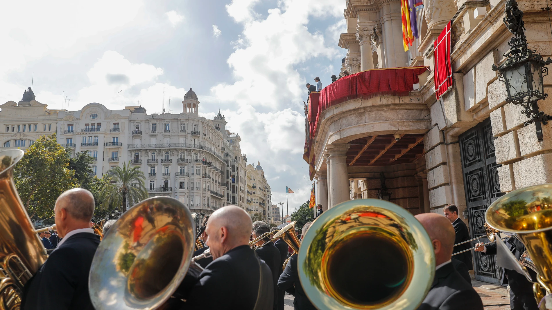 La banda de música municipal toca el himno regional durante la bajada de la Senyera en el Ayuntamiento de Valencia, " hoy 9 d'Octubre, Día de la Comunitat Valenciana.