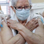 Los expertos aconsejan la vacunación simultánea frente a la Covid-19 y la gripe en personas de riesgo