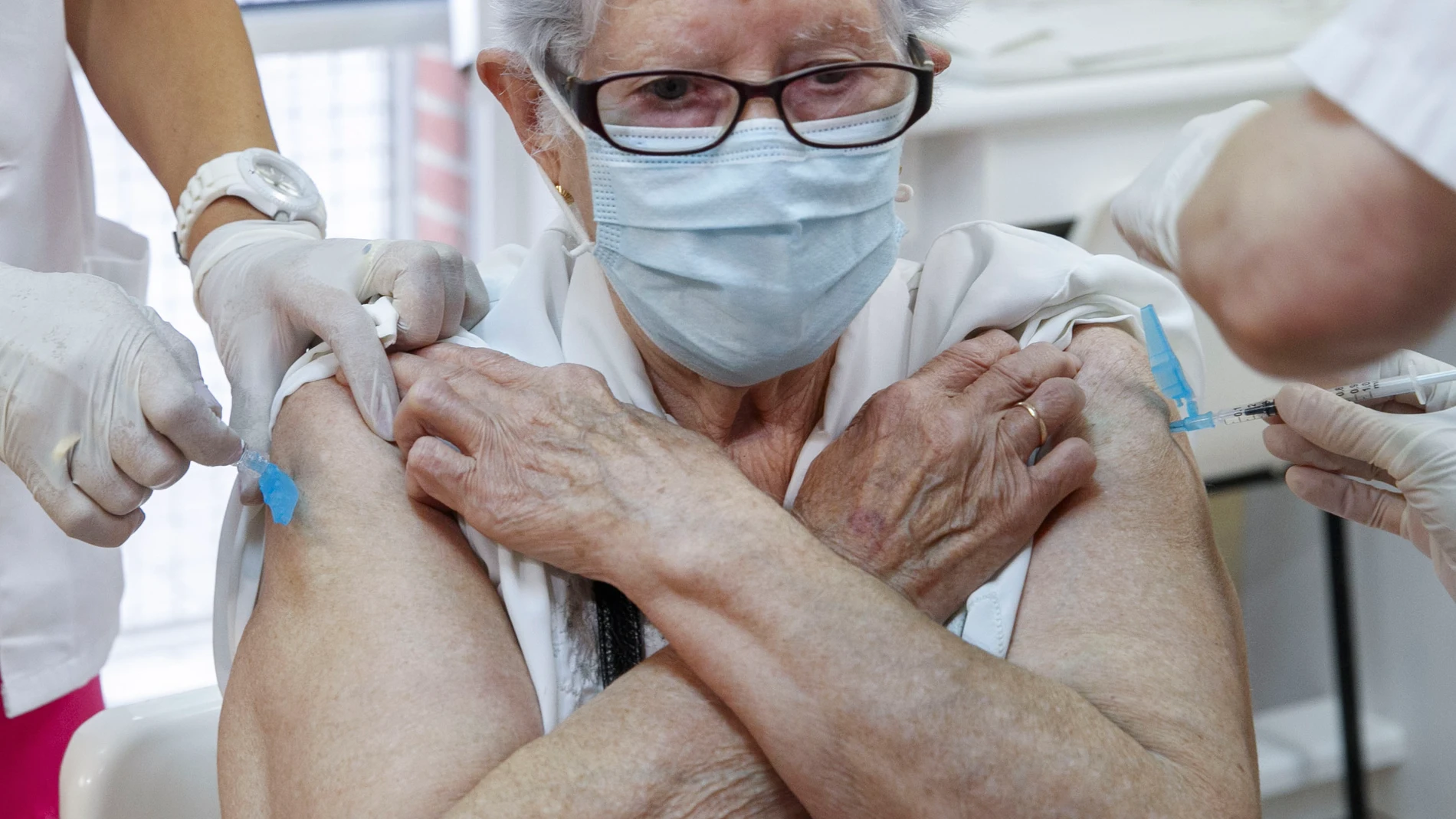 Los expertos aconsejan la vacunación simultánea frente a la Covid-19 y la gripe en personas de riesgo