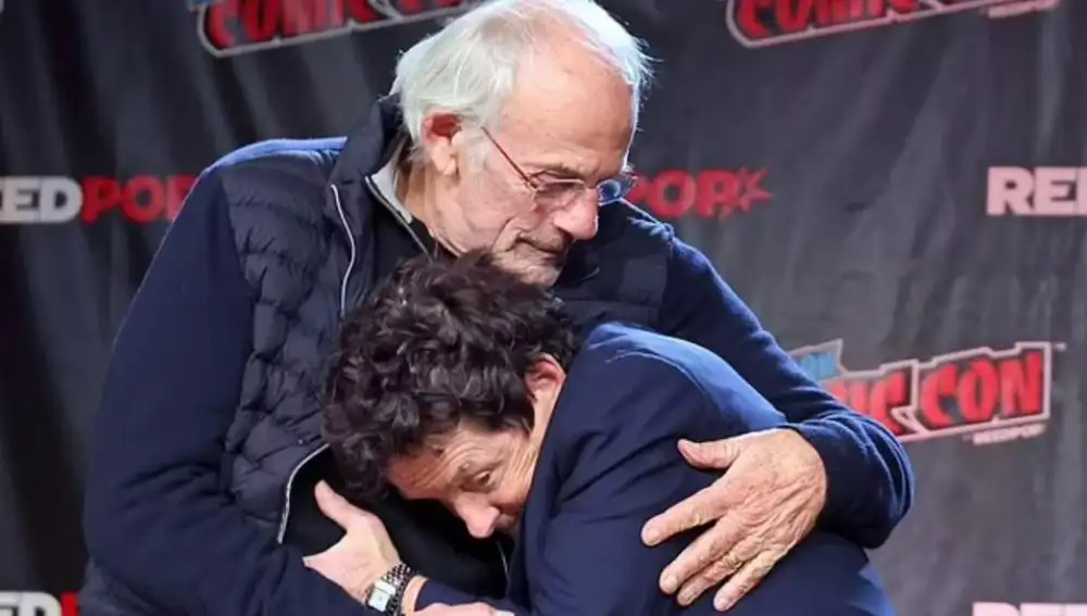 Los actores Michael J. Fox y Christopher Lloyd se abrazan