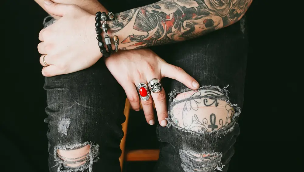 Hombre con un tatuaje en la pierna