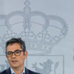 MADRID, 10/10/2022.- El ministro de la Presidencia, Felix Bolaños, durante la rueda de prensa posterior a la reunión mantenida entre el presidente del Gobierno, Pedro Sánchez y el líder del PP, Alberto Nuñez Feijóo, para abordar el bloqueo del Poder Judicial, este lunes en el Palacio de La Moncloa, en Madrid. EFE/Sergio Pérez