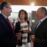 El consejero de Agricultura, Ganadería y Desarrollo Rural, Gerardo Dueñas, conversa con Donaciano Dujo, entre otros, antes de la jornada'