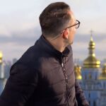 El periodista de la BBC Hugo Bachega durante un bombardeo en directo