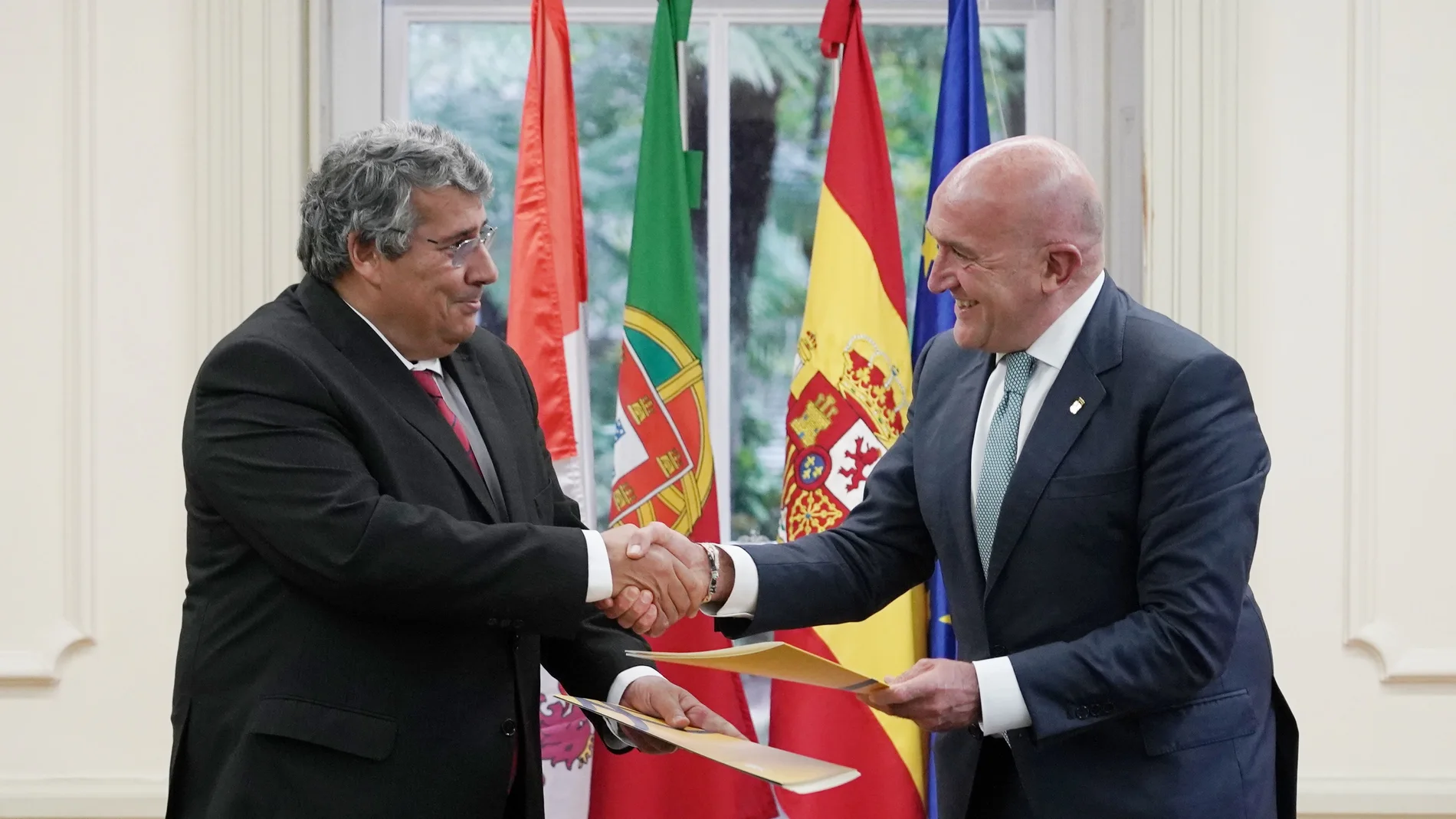 El consejero de la Presidencia, Jesús Julio Carnero, firma el acuerdo con Antonio Cunha, presidente de la Comisión de Coordinación y Desarrollo Regional del Norte de Portuga