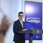 El ministro de Presidencia, Félix Bolaños, ofrece una rueda de prensa tras la reunión entre el presidente del Gobierno, y el presidente del Partido Popular, en la Moncloa, a 10 de octubre de 2022, en Madrid (España). El presidente del Ejecutivo ha convocado al líder del PP, tras el anuncio de renuncia del presidente del Tribunal Supremo y del Consejo General del Poder Judicial (CGPJ), Carlos Lesmes, un mes después de que amenazara con irse si no había avances tangibles para renovar un CGPJ que lleva casi cuatro años caducado. Un sector del Tribunal Constitucional se abre a aceptar una renovación por fases y que el Gobierno pueda nombrar a sus dos magistrados sin esperar a los del Poder Judicial.10 OCTUBRE 2022;MADRID;RUEDA DE PRENSA;FELIX BOLAÑOS;MONCLOAEduardo Parra / Europa Press10/10/2022