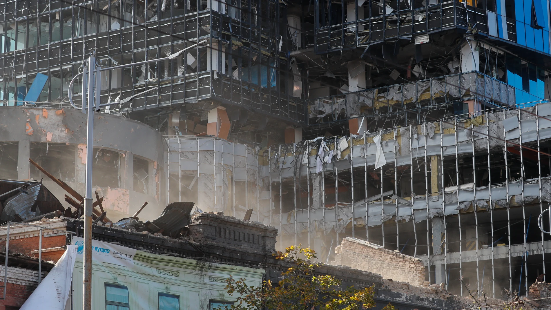 Un edificio destruido por el ataque ruso contra Kyiv