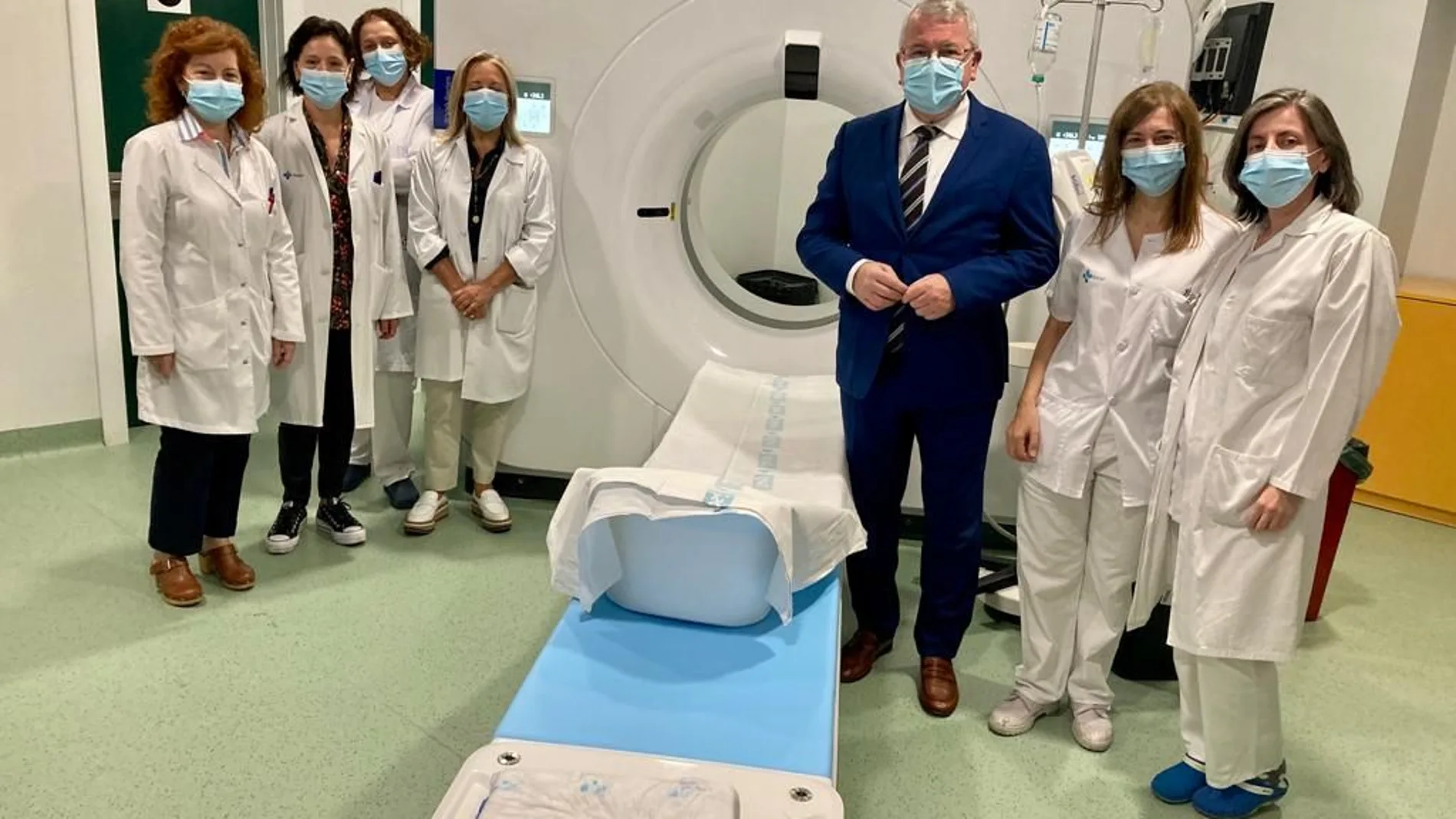 El Hospital Universitario de León incorpora el primer TAC espectral de la Comunidad. En la imagen, el gerente Alfonso Rodríguez-Hevia González, la directora médica Elena Bollo de Miguel y responsables y técnicos de este nuevo TAC