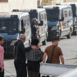 La Policía Nacional ha detenido a seis personas y ha intervenido varias armas dentro del operativo policial en la barriada del Príncipe de Ceuta tras el asesinato de un militar de 37 años, que ha fallecido esta madrugada víctima de varios disparos. EFE/Reduan Dris
