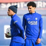 Kylian Mbappé y Marqinhos, en un entrenamiento del PSG