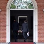 El presidente del Partido Popular, Alberto Núñez Feijóo, y el presidente del Gobierno, Pedro Sánchez, este lunes en La Moncloa