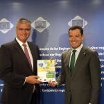 El presidente de la Junta de Andalucía, Juanma Moreno (d.), entrega al presidente del Comité de las Regiones de la UE, Vasco Cordeiro, el decálogo con las aportaciones andaluzas a la Europa del futuroJUNTA DE ANDALUCÍA