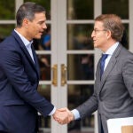 El presidente del Gobierno, Pedro Sánchez, recibe al líder del PP, Alberto Núñez Feijóo, en Moncloa