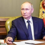 El presidente Vladimir Putin celebra una reunión por videoconferencia con los jefes electos de las regiones rusas en San Petersburgo