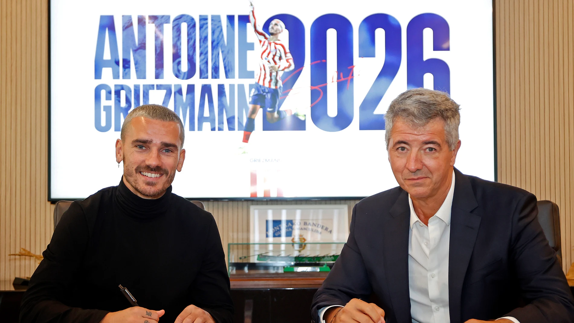 El consejero delegado del Atlético de Madrid, Miguel Ángel Gil Marín (d), junto al delantero francés del club, Antoine Griezmann (i), tras firmar su nuevo contrato
