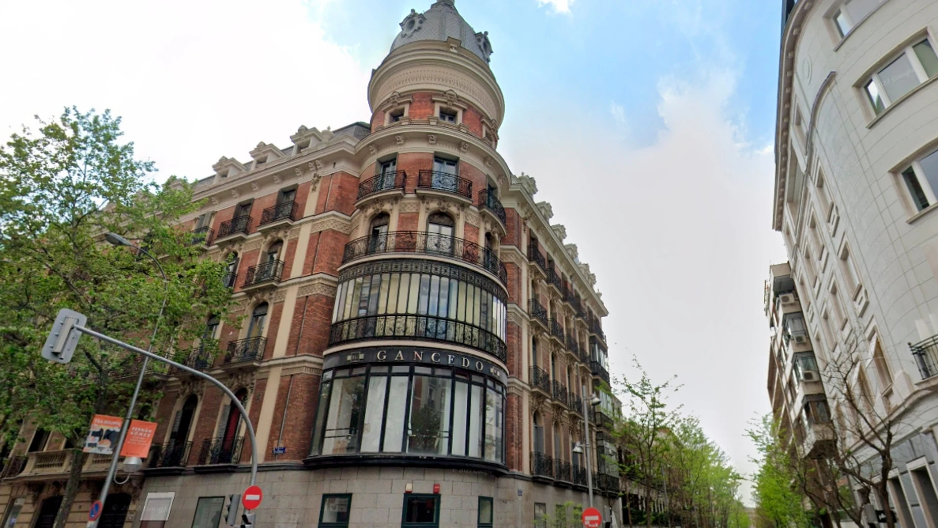 Edificio situado en el número 21 de la calle Velázquez, en Madrid.