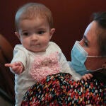 MADRID, 11/10/2022.- La pequeña Emma, de 13 meses, en brazos de su madre, Ana. El hospital público madrileño de La Paz ha realizado con éxito por primera vez en el mundo un trasplante multivisceral de intestino procedente de una donación en asistolia controlada pediátrica a la niña de 13 meses que fue dada de alta y se encuentra en perfecto estado de salud en su domicilio. EFE/ Borja Sánchez-Trillo