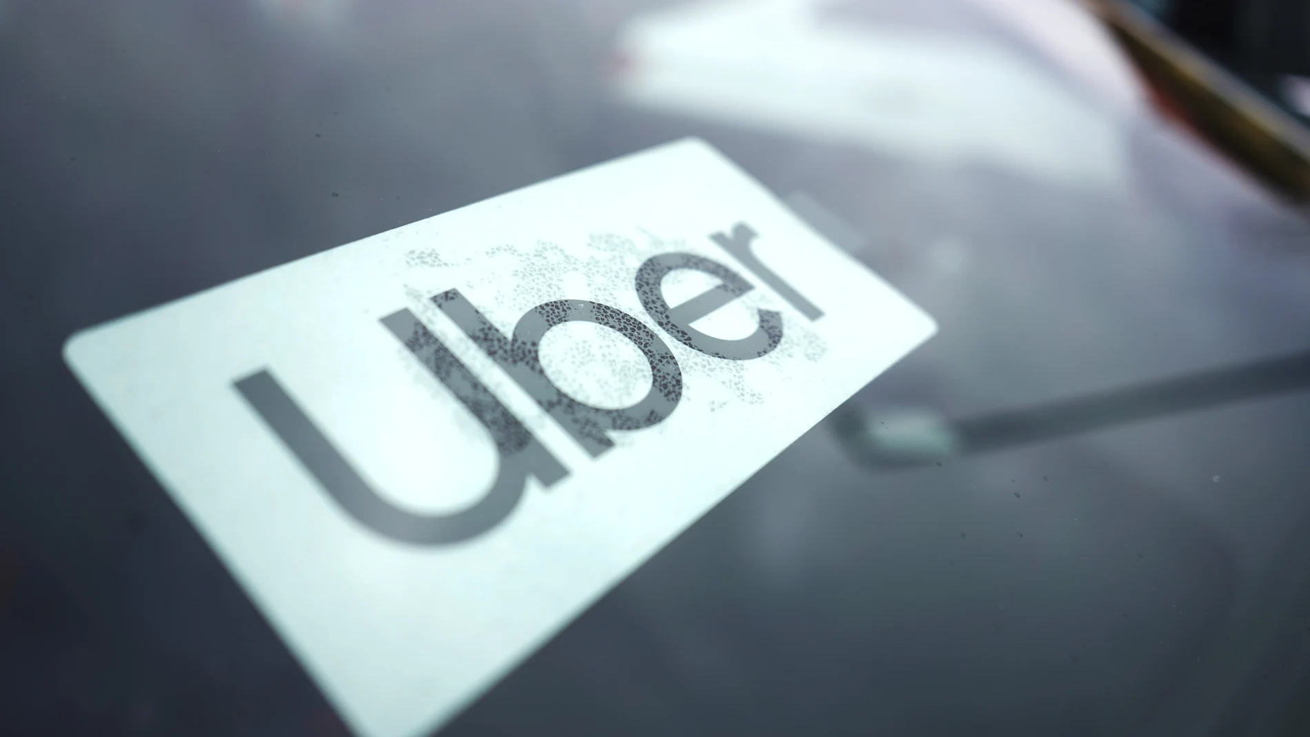 Logotipo de Uber en un coche
