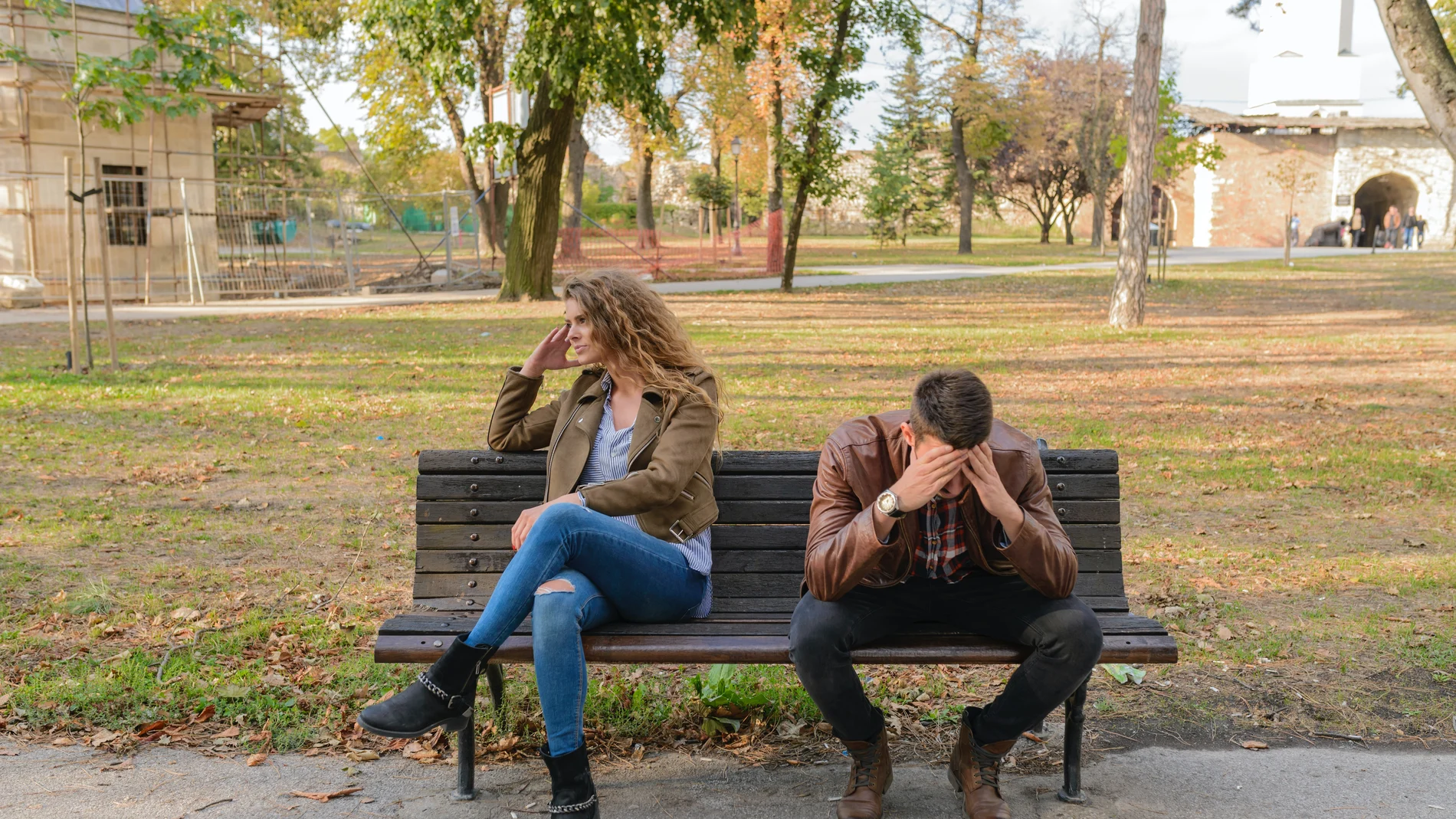 Ex pareja discutiendo en el parque